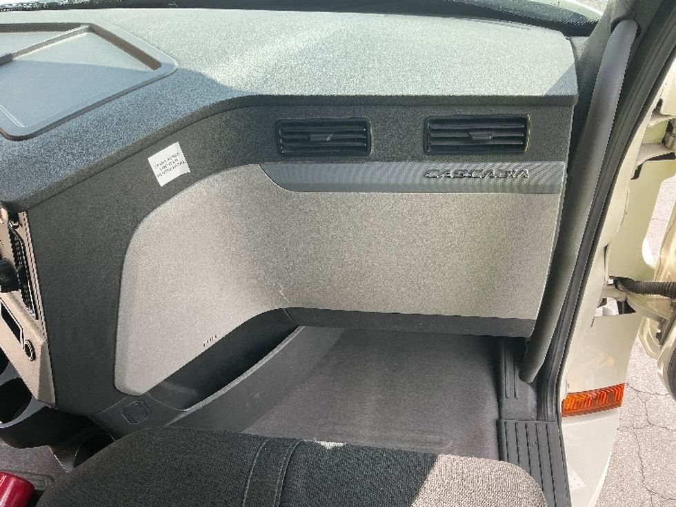 Day Cab Tractor-Heavy Duty Tractors-Freightliner-2019-T12664ST-Torrance-CA-212,451\n\t\tmiles-$ 57,250 - Image 13