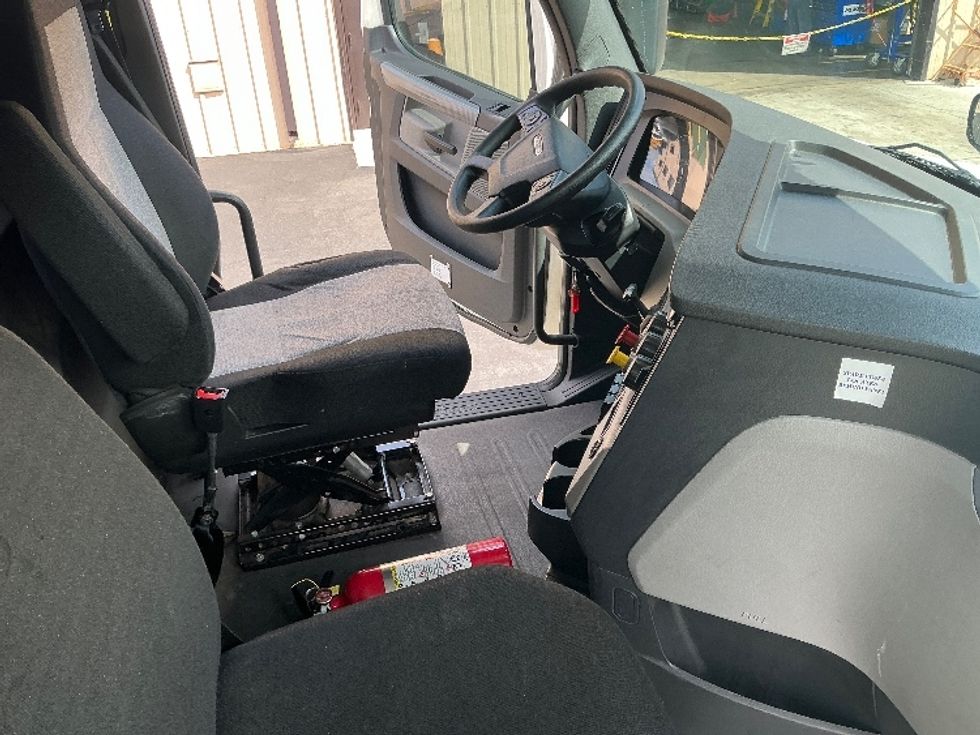 Day Cab Tractor-Heavy Duty Tractors-Freightliner-2019-T12664ST-Torrance-CA-212,451\n\t\tmiles-$ 57,250 - Image 14