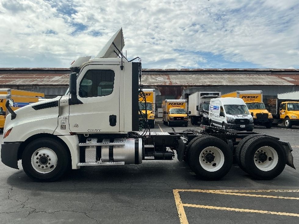 Day Cab Tractor-Heavy Duty Tractors-Freightliner-2019-T12664ST-Torrance-CA-212,451\n\t\tmiles-$ 57,250 - Image 4