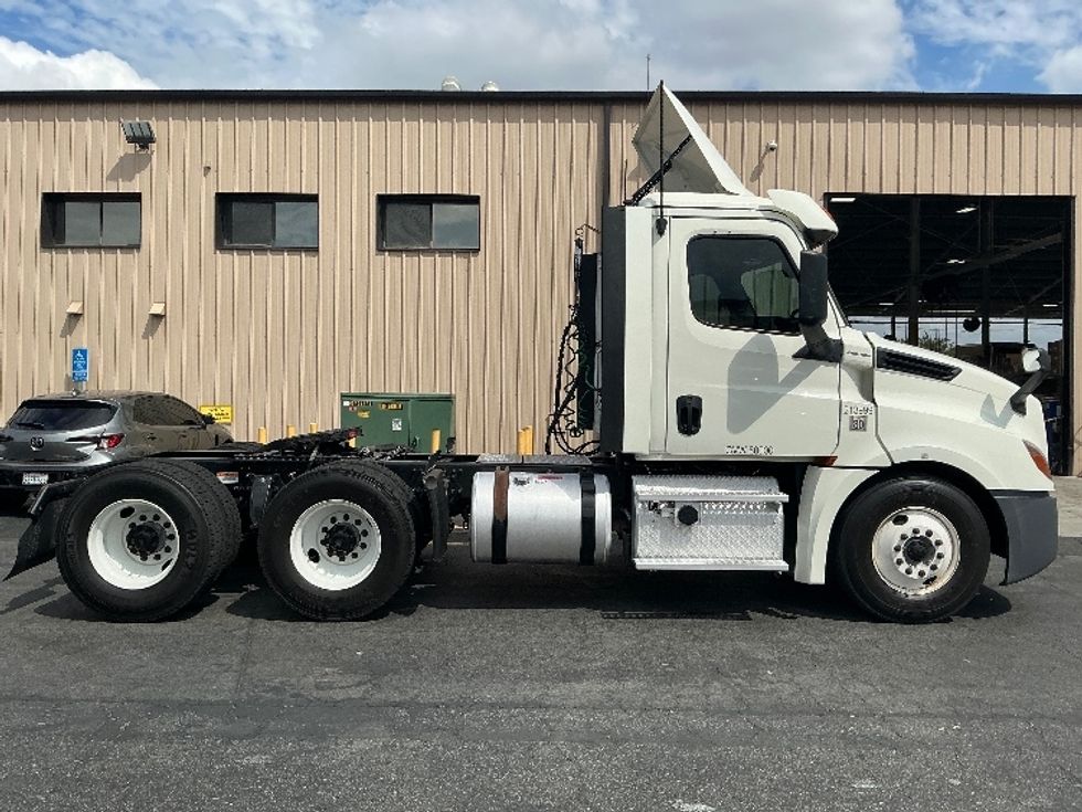 Day Cab Tractor-Heavy Duty Tractors-Freightliner-2019-T12664ST-Torrance-CA-212,451\n\t\tmiles-$ 57,250 - Image 8