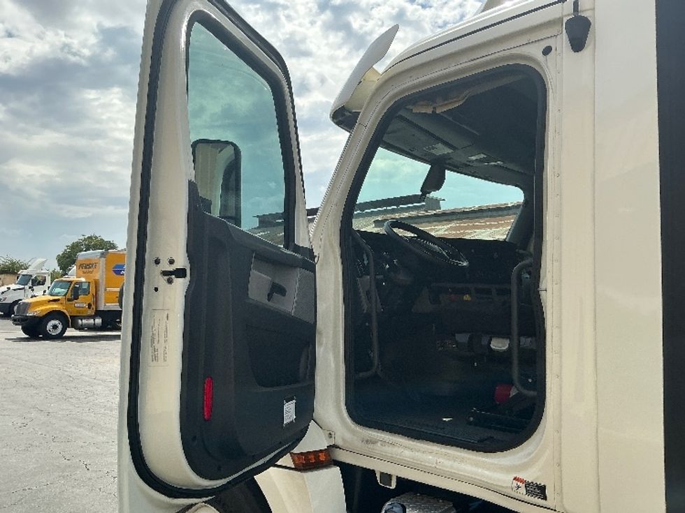 Day Cab Tractor-Heavy Duty Tractors-Freightliner-2019-T12664ST-Torrance-CA-212,451\n\t\tmiles-$ 57,250 - Image 9