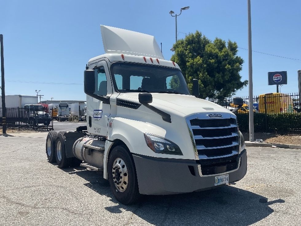 Day Cab Tractor-Heavy Duty Tractors-Freightliner-2019-T12664ST-Torrance-CA-217,530\n\t\tmiles-$ 74,750 - Image 1
