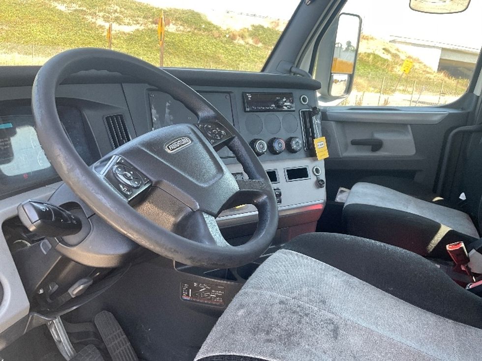 Day Cab Tractor-Heavy Duty Tractors-Freightliner-2019-T12664ST-Torrance-CA-217,530\n\t\tmiles-$ 74,750 - Image 10