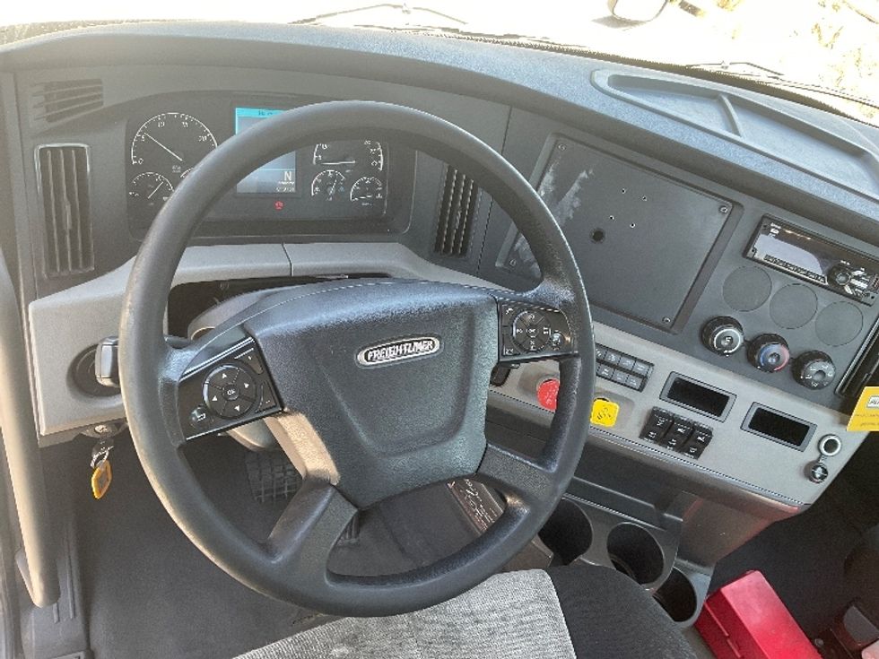 Day Cab Tractor-Heavy Duty Tractors-Freightliner-2019-T12664ST-Torrance-CA-217,530\n\t\tmiles-$ 74,750 - Image 11