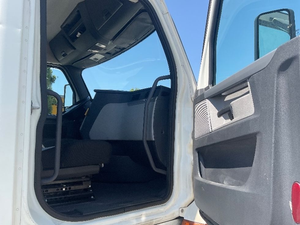 Day Cab Tractor-Heavy Duty Tractors-Freightliner-2019-T12664ST-Torrance-CA-217,530\n\t\tmiles-$ 74,750 - Image 12