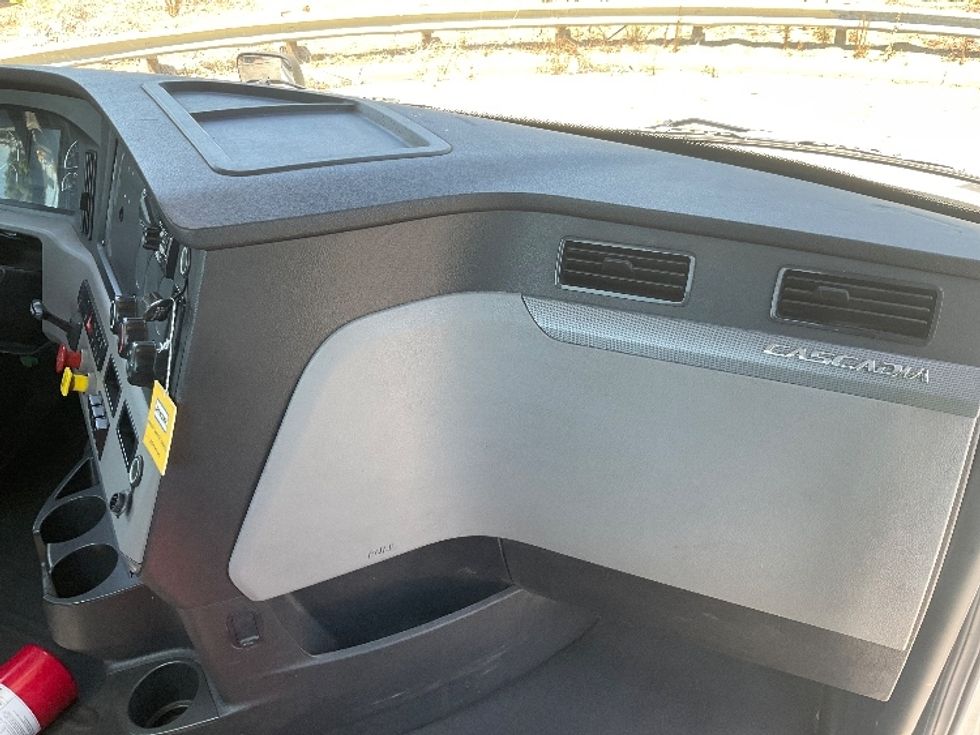 Day Cab Tractor-Heavy Duty Tractors-Freightliner-2019-T12664ST-Torrance-CA-217,530\n\t\tmiles-$ 74,750 - Image 13