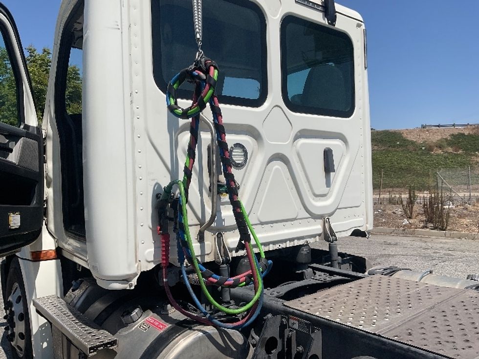 Day Cab Tractor-Heavy Duty Tractors-Freightliner-2019-T12664ST-Torrance-CA-217,530\n\t\tmiles-$ 74,750 - Image 17