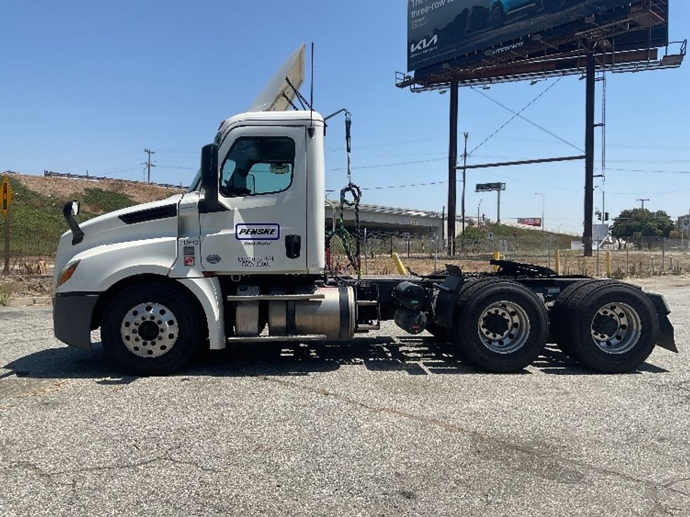 Day Cab Tractor-Heavy Duty Tractors-Freightliner-2019-T12664ST-Torrance-CA-217,530\n\t\tmiles-$ 74,750 - Image 4