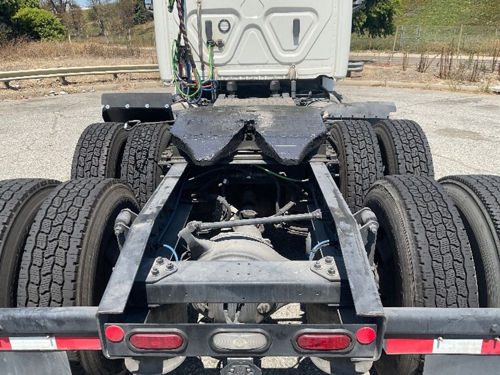 Day Cab Tractor-Heavy Duty Tractors-Freightliner-2019-T12664ST-Torrance-CA-217,530\n\t\tmiles-$ 74,750 - Image 6