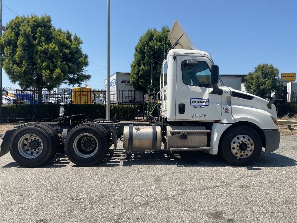 Day Cab Tractor-Heavy Duty Tractors-Freightliner-2019-T12664ST-Torrance-CA-217,530\n\t\tmiles-$ 74,750 - Image 8