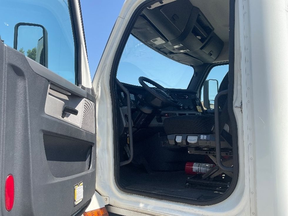 Day Cab Tractor-Heavy Duty Tractors-Freightliner-2019-T12664ST-Torrance-CA-217,530\n\t\tmiles-$ 74,750 - Image 9