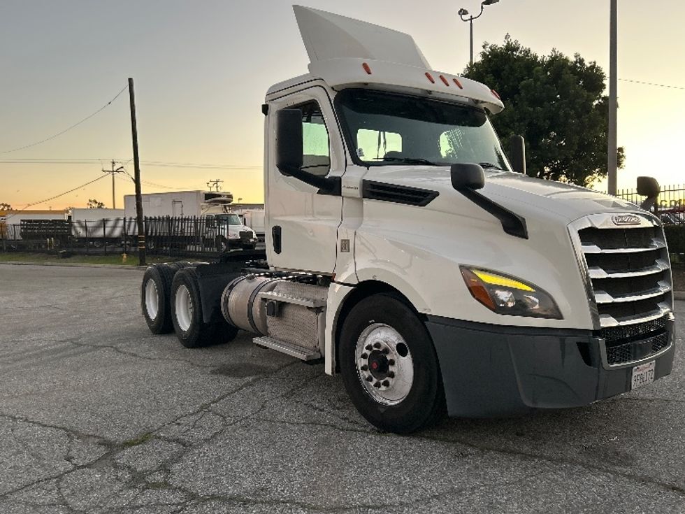 Day Cab Tractor-Heavy Duty Tractors-Freightliner-2019-T12664ST-Torrance-CA-229,869\n\t\tmiles-$ 54,750 - Image 1