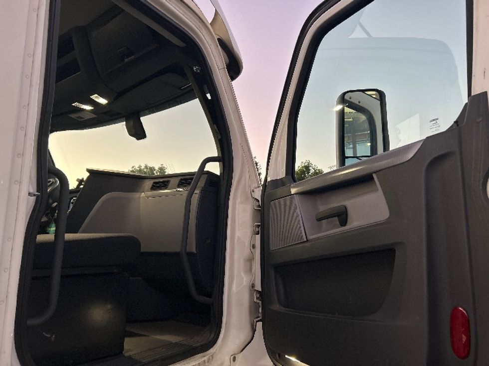 Day Cab Tractor-Heavy Duty Tractors-Freightliner-2019-T12664ST-Torrance-CA-229,869\n\t\tmiles-$ 54,750 - Image 12