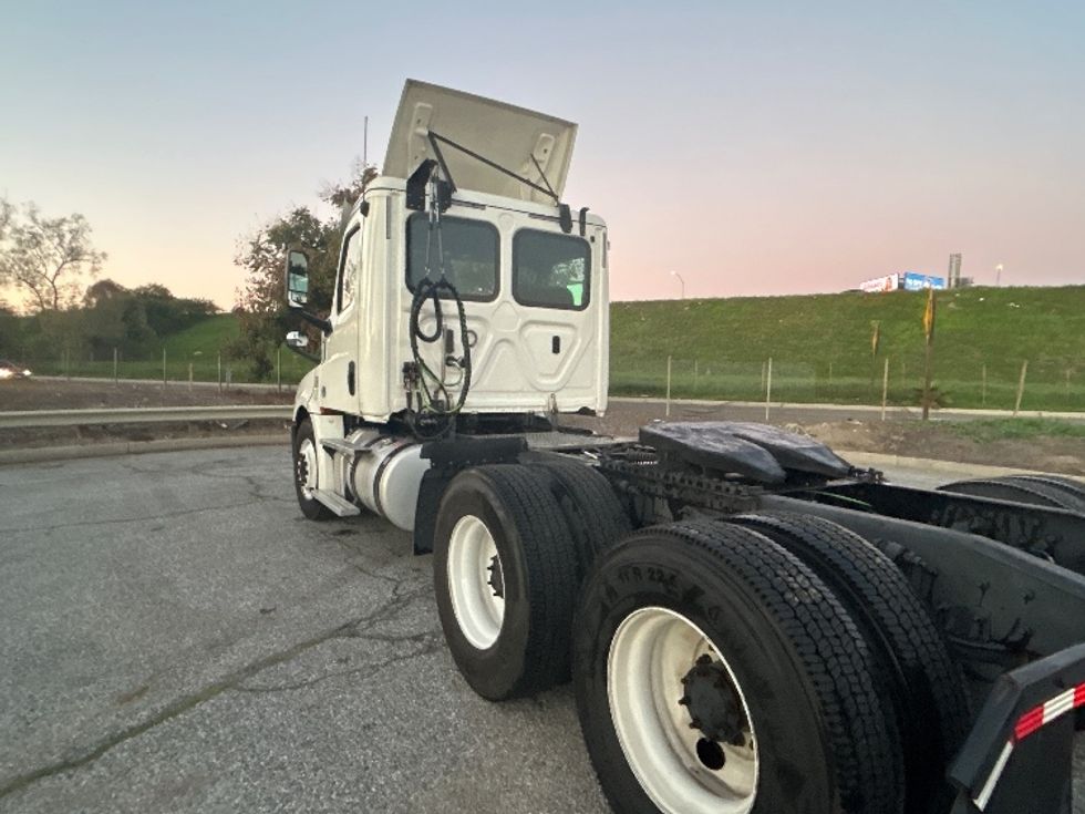 Day Cab Tractor-Heavy Duty Tractors-Freightliner-2019-T12664ST-Torrance-CA-229,869\n\t\tmiles-$ 54,750 - Image 5