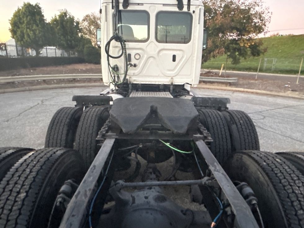 Day Cab Tractor-Heavy Duty Tractors-Freightliner-2019-T12664ST-Torrance-CA-229,869\n\t\tmiles-$ 54,750 - Image 6