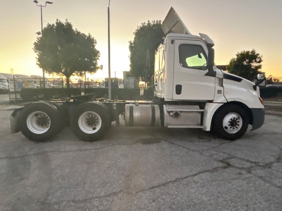 Day Cab Tractor-Heavy Duty Tractors-Freightliner-2019-T12664ST-Torrance-CA-229,869\n\t\tmiles-$ 54,750 - Image 8