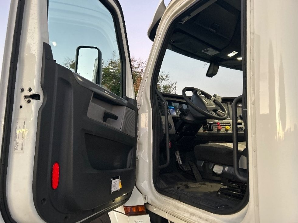 Day Cab Tractor-Heavy Duty Tractors-Freightliner-2019-T12664ST-Torrance-CA-229,869\n\t\tmiles-$ 54,750 - Image 9