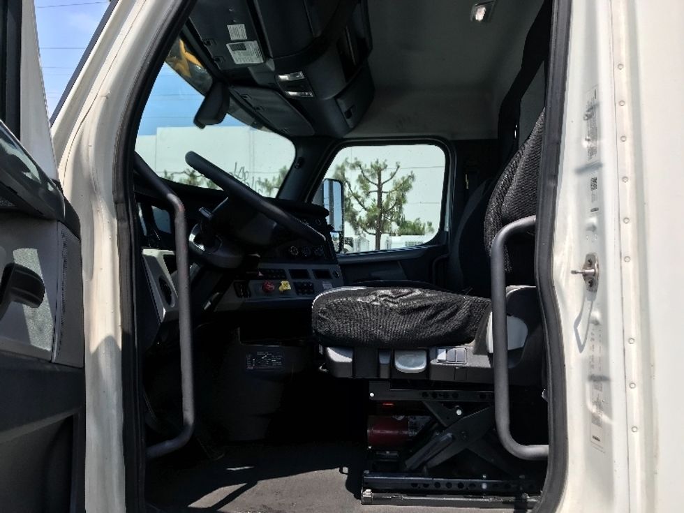 Day Cab Tractor-Heavy Duty Tractors-Freightliner-2019-T12664ST-Torrance-CA-238,997\n\t\tmiles-$ 58,750 - Image 10