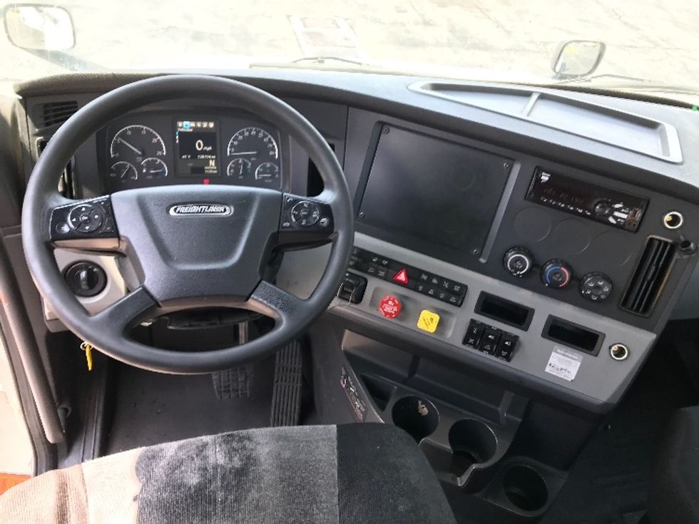Day Cab Tractor-Heavy Duty Tractors-Freightliner-2019-T12664ST-Torrance-CA-238,997\n\t\tmiles-$ 58,750 - Image 11
