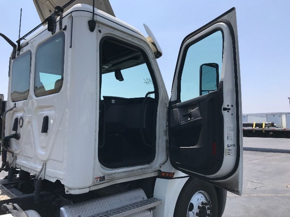 Day Cab Tractor-Heavy Duty Tractors-Freightliner-2019-T12664ST-Torrance-CA-238,997\n\t\tmiles-$ 58,750 - Image 12