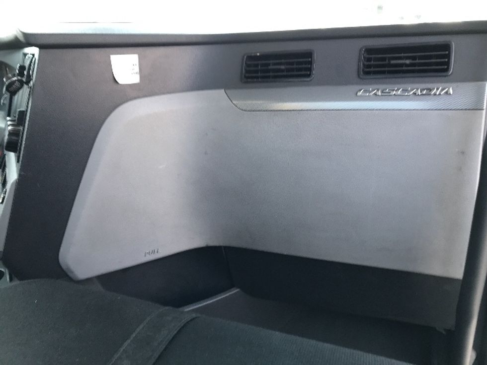 Day Cab Tractor-Heavy Duty Tractors-Freightliner-2019-T12664ST-Torrance-CA-238,997\n\t\tmiles-$ 58,750 - Image 13