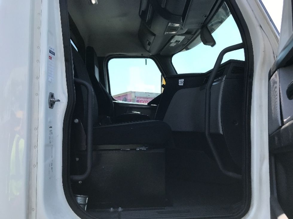 Day Cab Tractor-Heavy Duty Tractors-Freightliner-2019-T12664ST-Torrance-CA-238,997\n\t\tmiles-$ 58,750 - Image 14