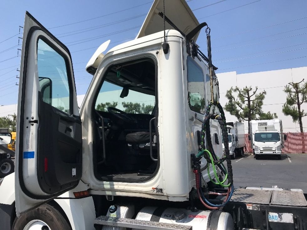 Day Cab Tractor-Heavy Duty Tractors-Freightliner-2019-T12664ST-Torrance-CA-238,997\n\t\tmiles-$ 58,750 - Image 9