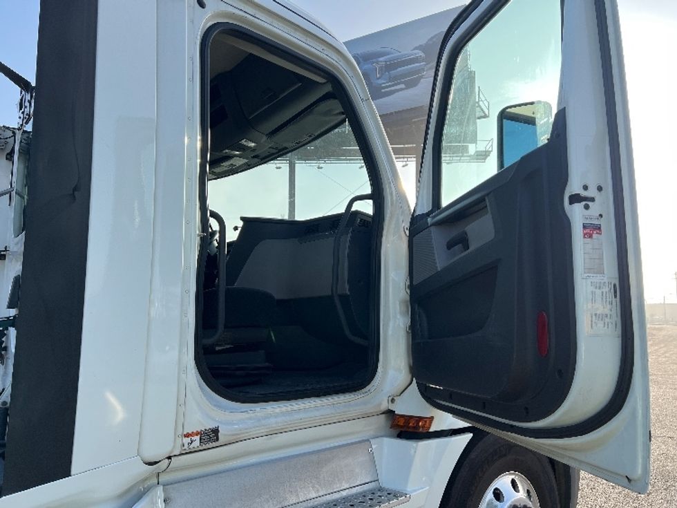 Day Cab Tractor-Heavy Duty Tractors-Freightliner-2019-T12664ST-Torrance-CA-260,866\n\t\tmiles-$ 55,500 - Image 12