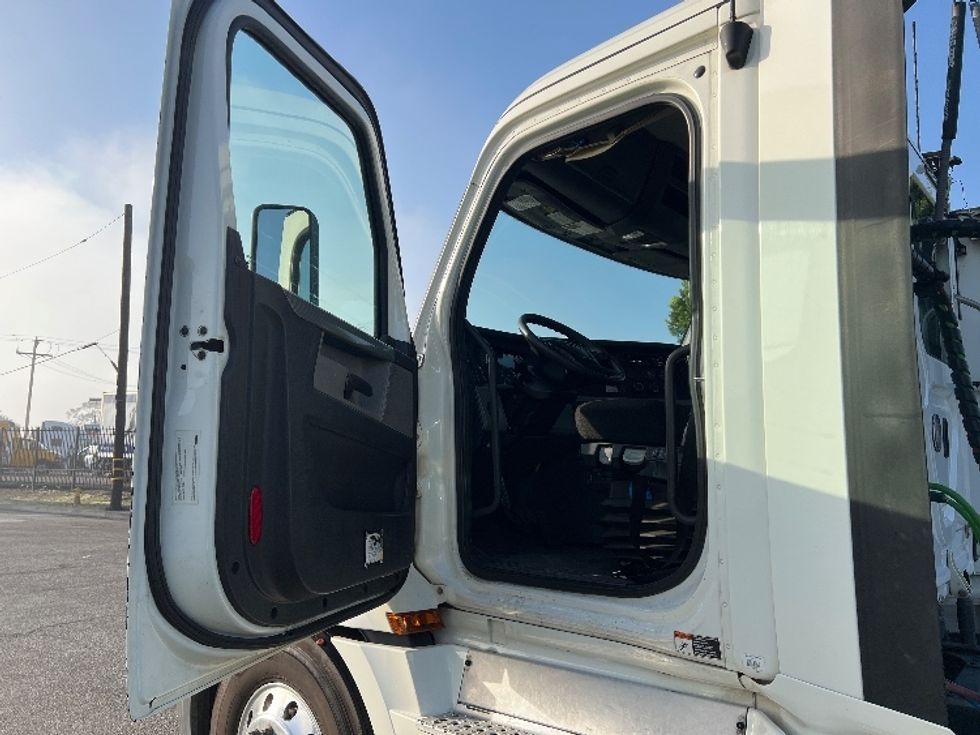 Day Cab Tractor-Heavy Duty Tractors-Freightliner-2019-T12664ST-Torrance-CA-260,866\n\t\tmiles-$ 55,500 - Image 9