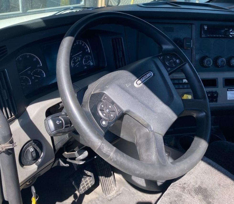 Day Cab Tractor-Heavy Duty Tractors-Freightliner-2019-T12664ST-Torrance-CA-274,039\n\t\tmiles-$ 51,250 - Image 10