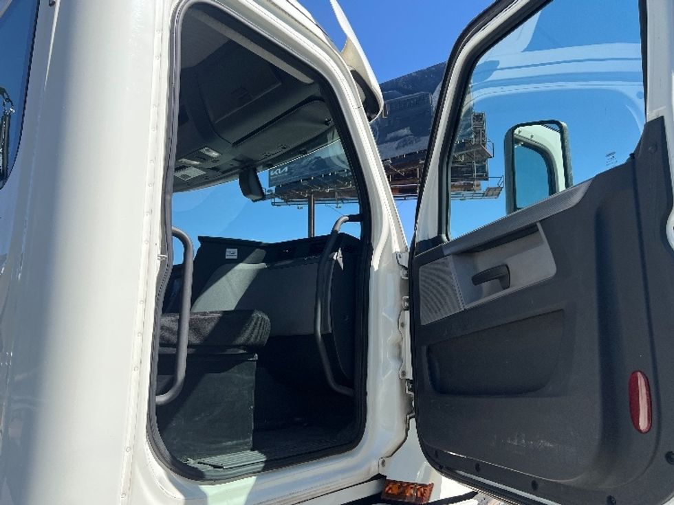 Day Cab Tractor-Heavy Duty Tractors-Freightliner-2019-T12664ST-Torrance-CA-274,039\n\t\tmiles-$ 51,250 - Image 12