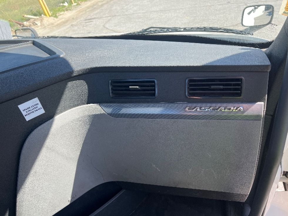 Day Cab Tractor-Heavy Duty Tractors-Freightliner-2019-T12664ST-Torrance-CA-274,039\n\t\tmiles-$ 51,250 - Image 13