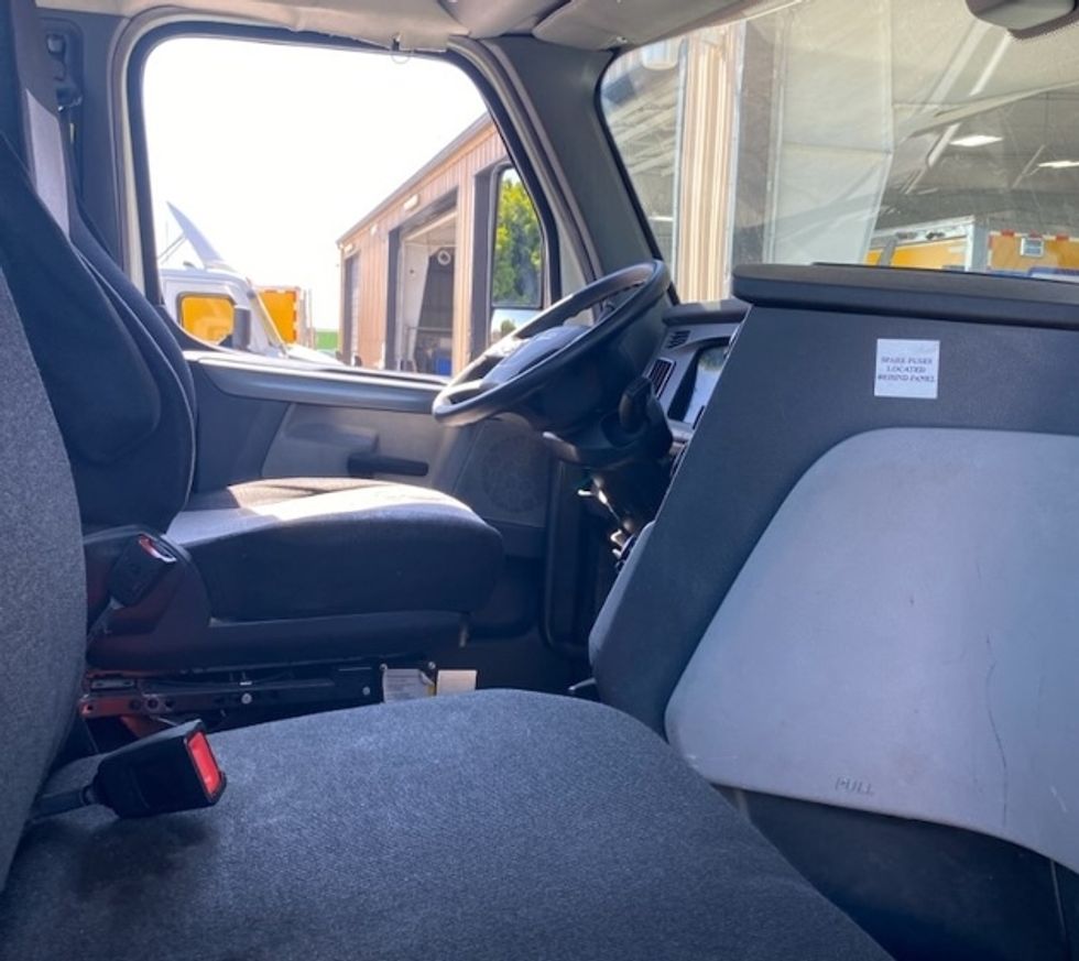 Day Cab Tractor-Heavy Duty Tractors-Freightliner-2019-T12664ST-Torrance-CA-274,039\n\t\tmiles-$ 51,250 - Image 14