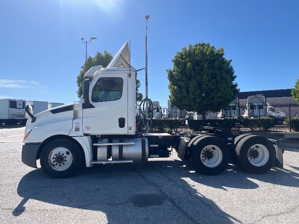 Day Cab Tractor-Heavy Duty Tractors-Freightliner-2019-T12664ST-Torrance-CA-274,039\n\t\tmiles-$ 51,250 - Image 4