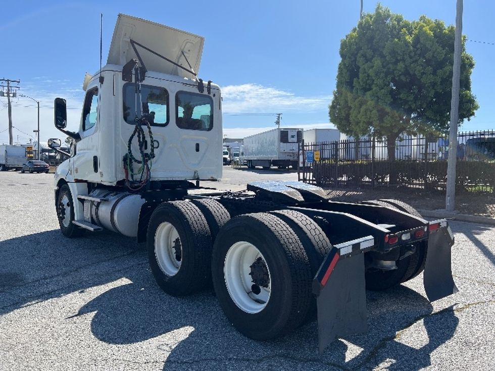 Day Cab Tractor-Heavy Duty Tractors-Freightliner-2019-T12664ST-Torrance-CA-274,039\n\t\tmiles-$ 51,250 - Image 5