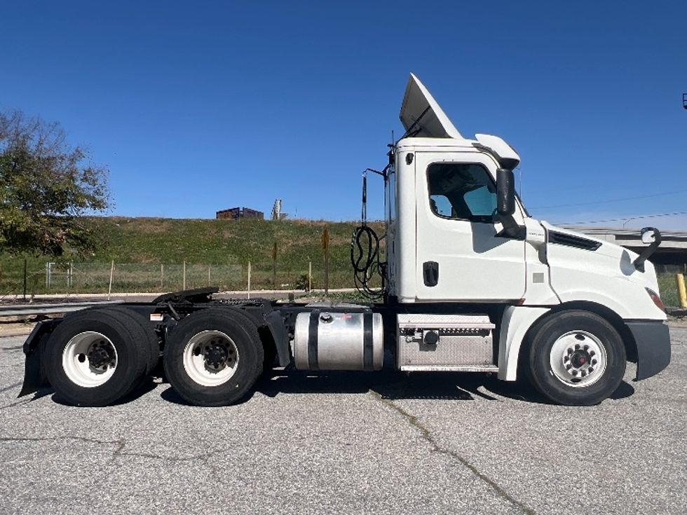 Day Cab Tractor-Heavy Duty Tractors-Freightliner-2019-T12664ST-Torrance-CA-274,039\n\t\tmiles-$ 51,250 - Image 8