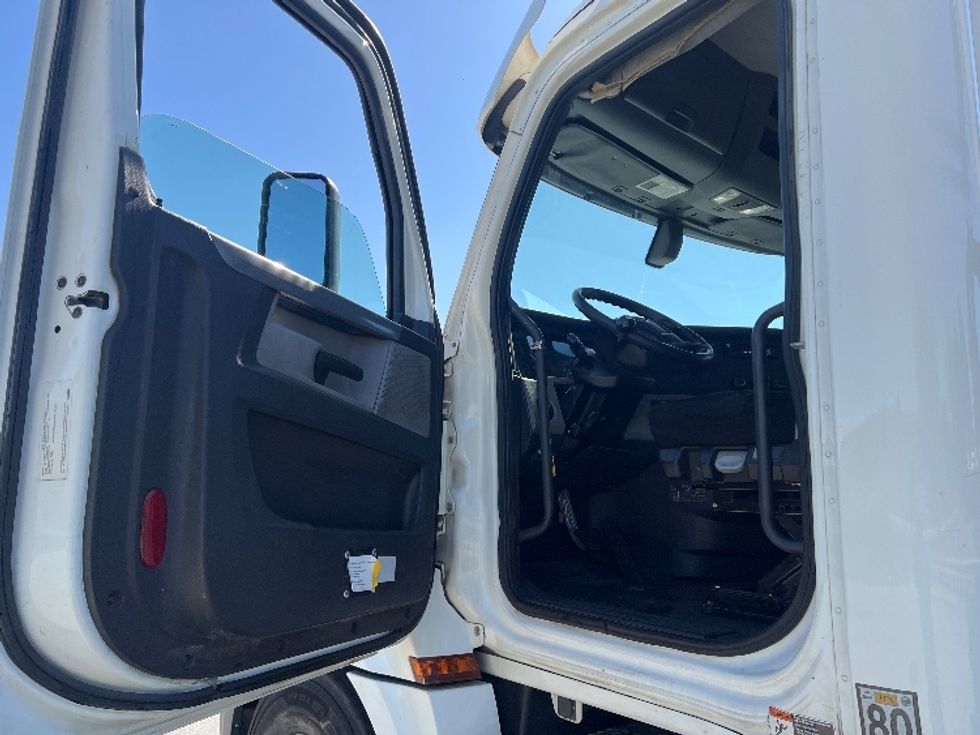 Day Cab Tractor-Heavy Duty Tractors-Freightliner-2019-T12664ST-Torrance-CA-274,039\n\t\tmiles-$ 51,250 - Image 9