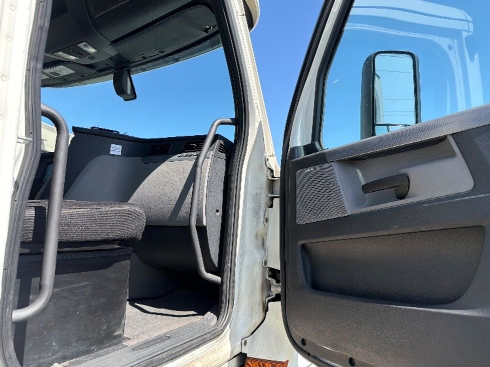 Day Cab Tractor-Heavy Duty Tractors-Freightliner-2019-T12664ST-Torrance-CA-280,275\n\t\tmiles-$ 52,000 - Image 12