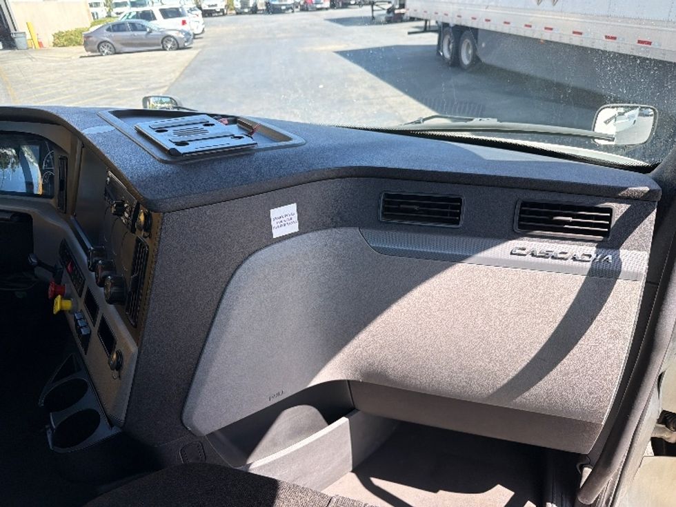 Day Cab Tractor-Heavy Duty Tractors-Freightliner-2019-T12664ST-Torrance-CA-280,275\n\t\tmiles-$ 52,000 - Image 13