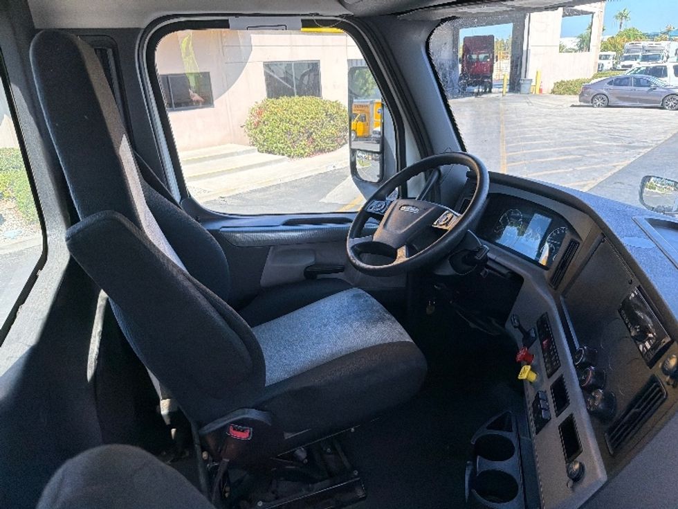 Day Cab Tractor-Heavy Duty Tractors-Freightliner-2019-T12664ST-Torrance-CA-280,275\n\t\tmiles-$ 52,000 - Image 14