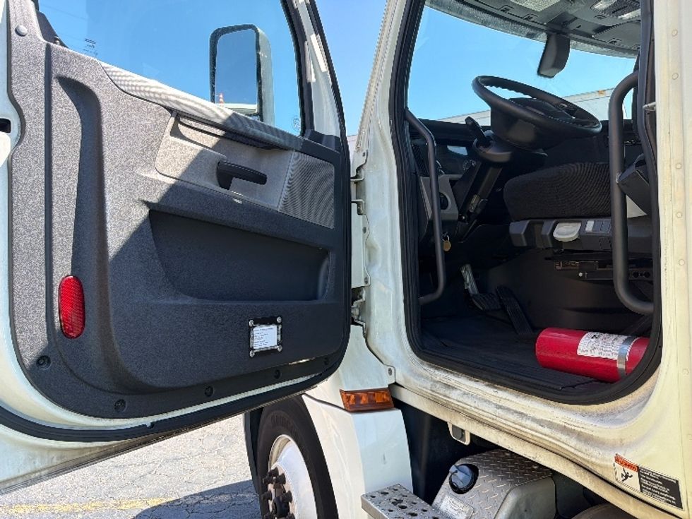 Day Cab Tractor-Heavy Duty Tractors-Freightliner-2019-T12664ST-Torrance-CA-280,275\n\t\tmiles-$ 52,000 - Image 9