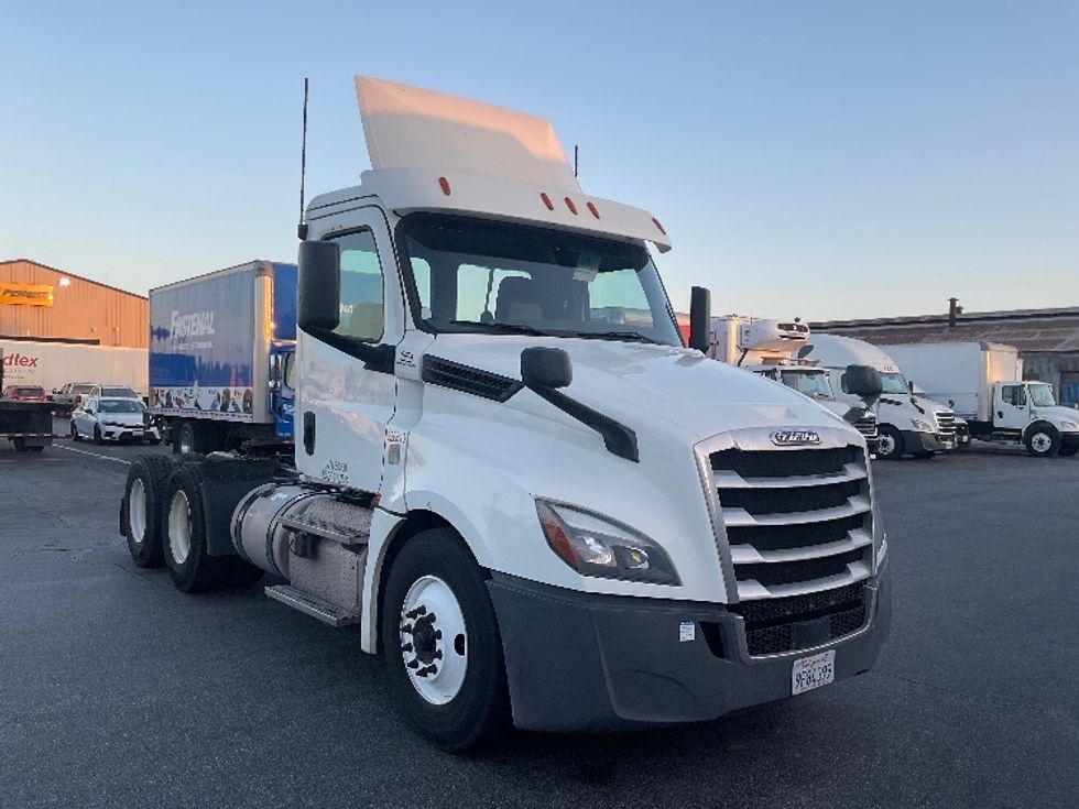 Day Cab Tractor-Heavy Duty Tractors-Freightliner-2019-T12664ST-Torrance-CA-281,232\n\t\tmiles-$ 51,000 - Image 1