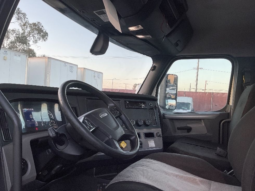 Day Cab Tractor-Heavy Duty Tractors-Freightliner-2019-T12664ST-Torrance-CA-281,232\n\t\tmiles-$ 51,000 - Image 10