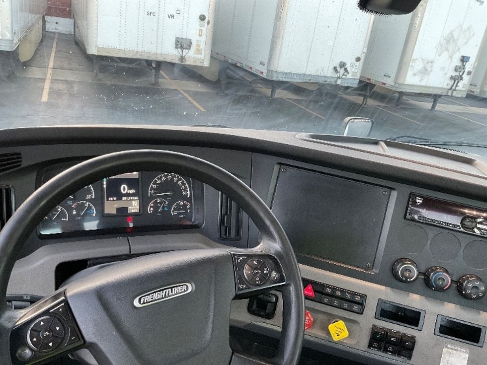 Day Cab Tractor-Heavy Duty Tractors-Freightliner-2019-T12664ST-Torrance-CA-281,232\n\t\tmiles-$ 51,000 - Image 11