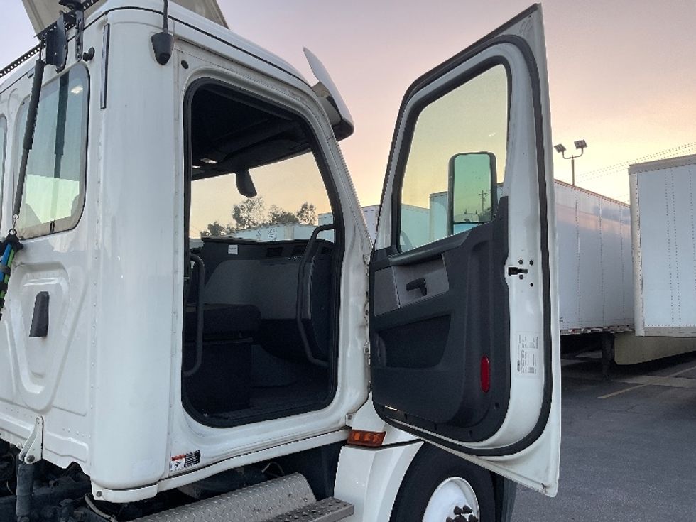Day Cab Tractor-Heavy Duty Tractors-Freightliner-2019-T12664ST-Torrance-CA-281,232\n\t\tmiles-$ 51,000 - Image 12