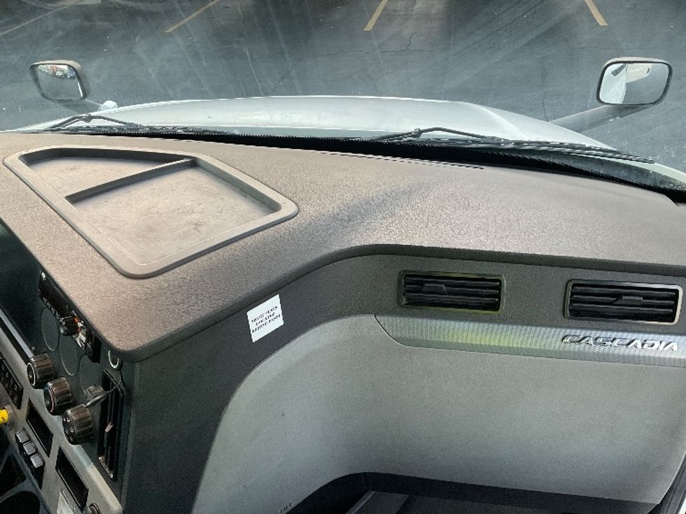 Day Cab Tractor-Heavy Duty Tractors-Freightliner-2019-T12664ST-Torrance-CA-281,232\n\t\tmiles-$ 51,000 - Image 13