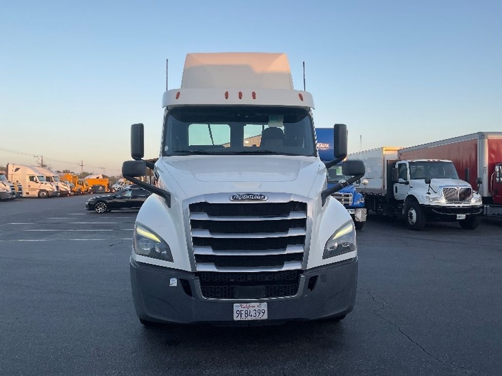 Day Cab Tractor-Heavy Duty Tractors-Freightliner-2019-T12664ST-Torrance-CA-281,232\n\t\tmiles-$ 51,000 - Image 2