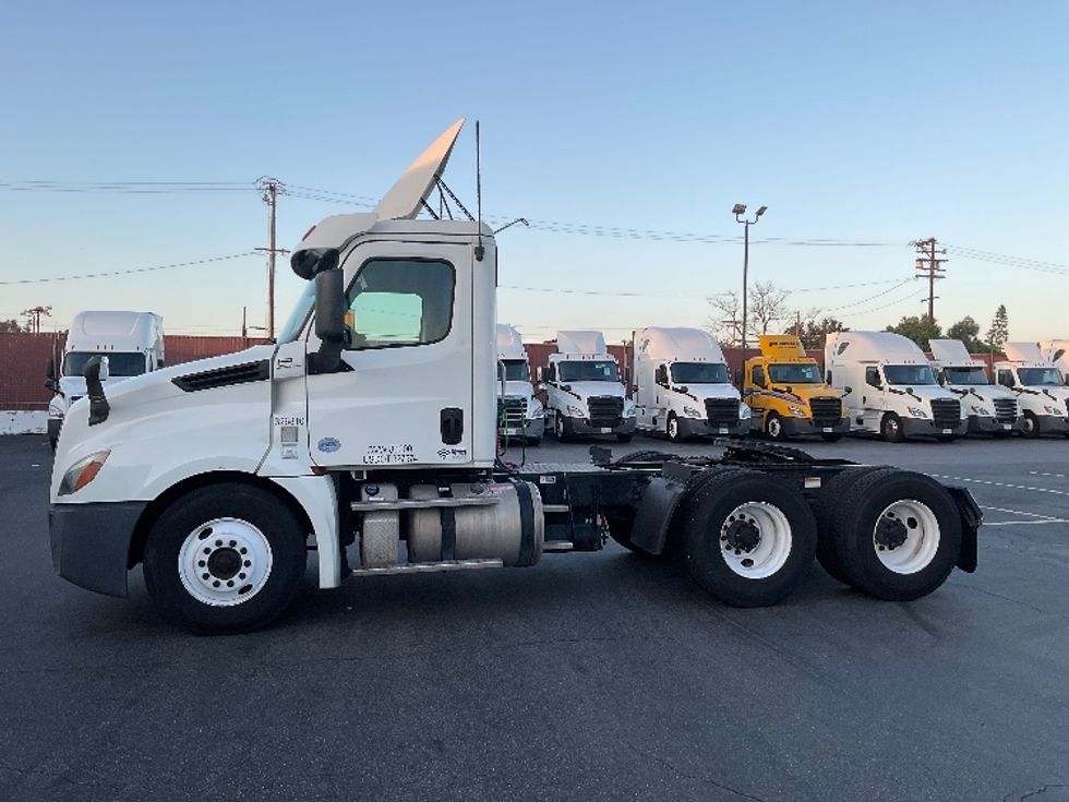 Day Cab Tractor-Heavy Duty Tractors-Freightliner-2019-T12664ST-Torrance-CA-281,232\n\t\tmiles-$ 51,000 - Image 4