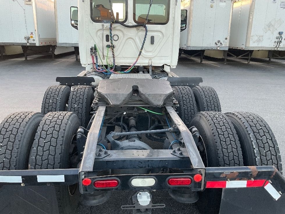 Day Cab Tractor-Heavy Duty Tractors-Freightliner-2019-T12664ST-Torrance-CA-281,232\n\t\tmiles-$ 51,000 - Image 6