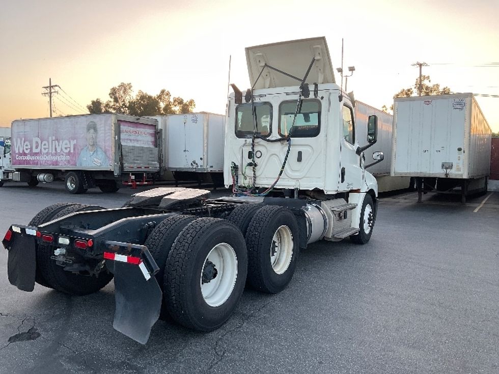 Day Cab Tractor-Heavy Duty Tractors-Freightliner-2019-T12664ST-Torrance-CA-281,232\n\t\tmiles-$ 51,000 - Image 7